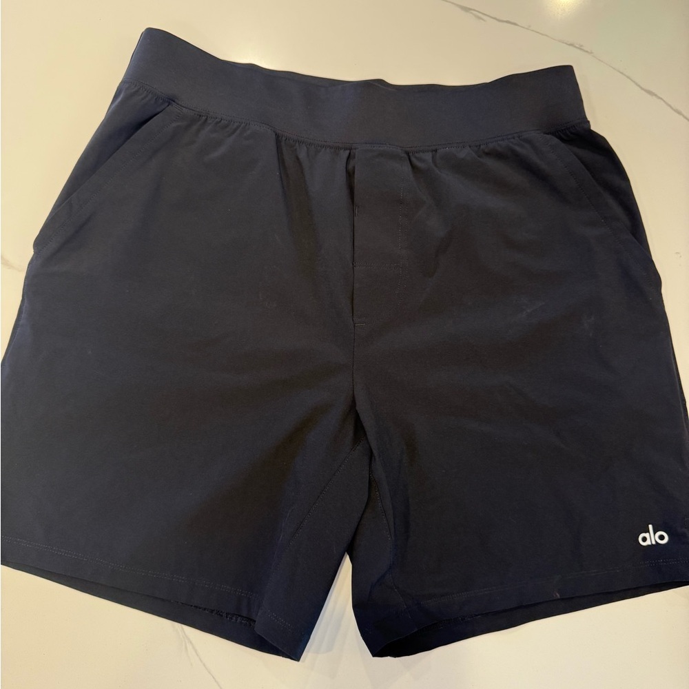 ALO Yoga Men's Black Repetition 7” Shorts